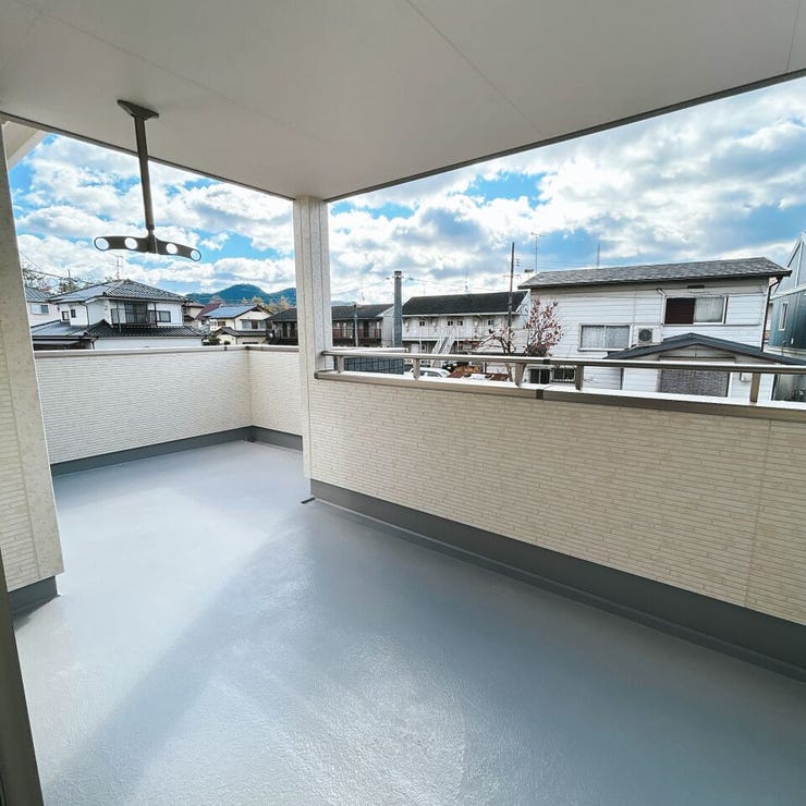 バルコニーへは2部屋から出入り可能なので、洗濯物やお布団を干すのも便利です。広い空間で、しっかり干せますね。わんちゃんやねこちゃんの運動スペースとしてもおすすめ!