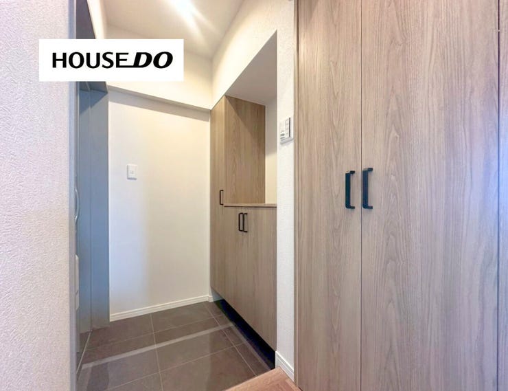 シューズボックスに加え、大容量収納が玄関近くにございます♪