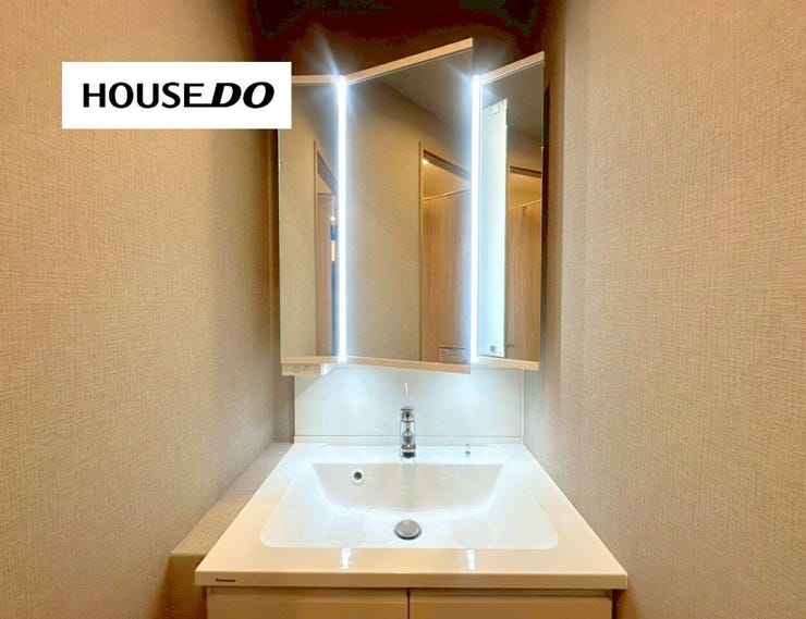 三面鏡付き洗面で朝の支度やヘアセットがしやすい♪