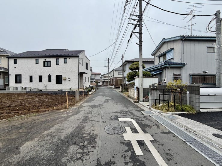 生活する上で必要な施設(保育園、小中学校、スーパー等々)が全てそろっているといっても過言ではないくらい、暮らしやすい環境となっております!