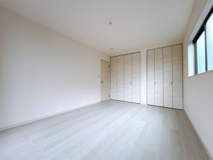 窓から風を感じられる快適なお部屋です。