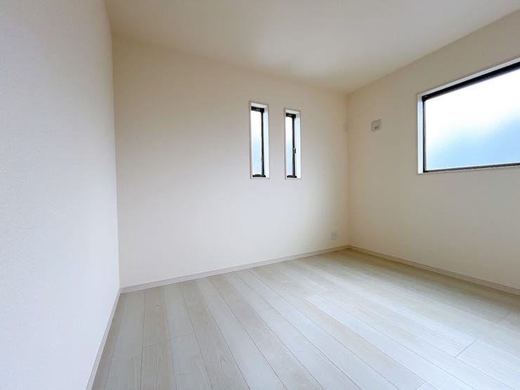 窓から日が差す明るいお部屋です。