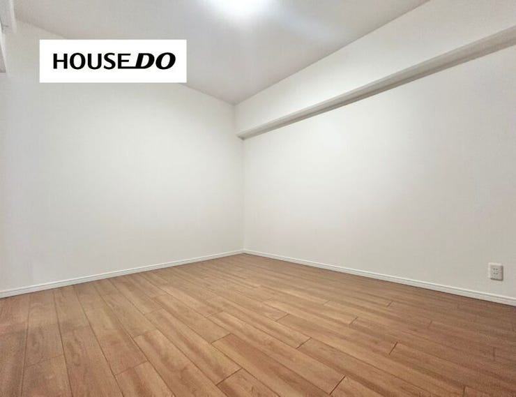 5.9帖洋室 ベッド・デスク・収納を置いても圧迫感が出にくく、
寝室・子ども部屋・書斎どれにも対応できます。