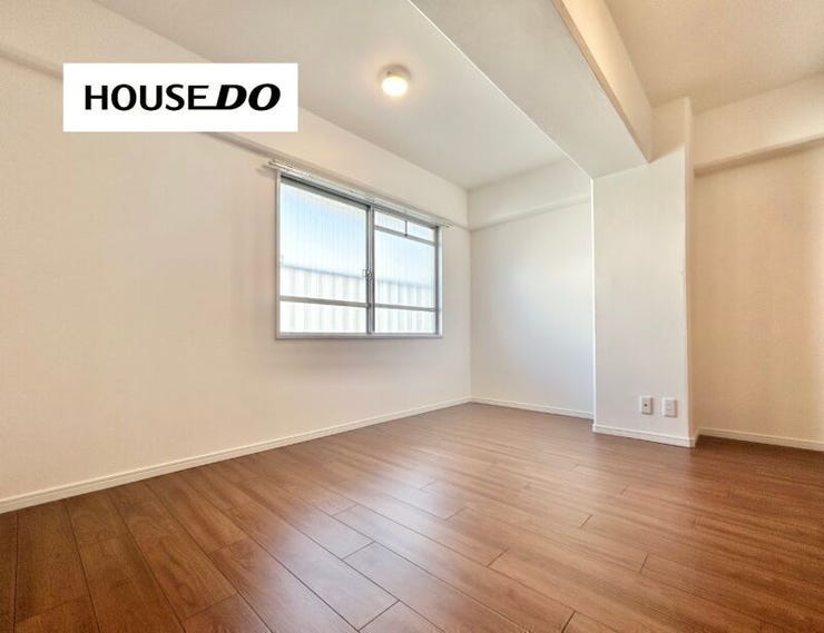 7.2帖洋室は窓が有り朝も気持ちよく起きられそうです◎