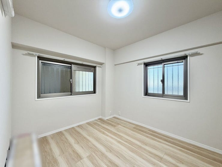 〈5.5帖〉
2面採光の明るい洋室で気持ちもぽかぽか