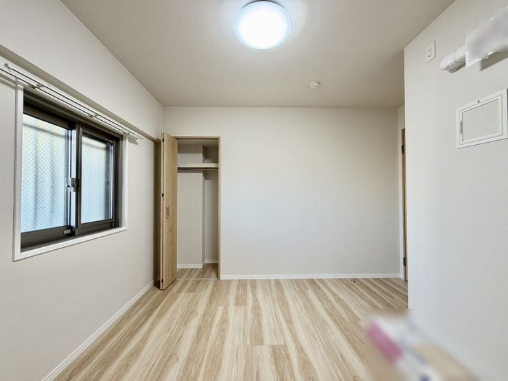 〈5.5帖〉
ハンガーパイプや棚が設置されていますので、衣類や小物などを収納することができます。