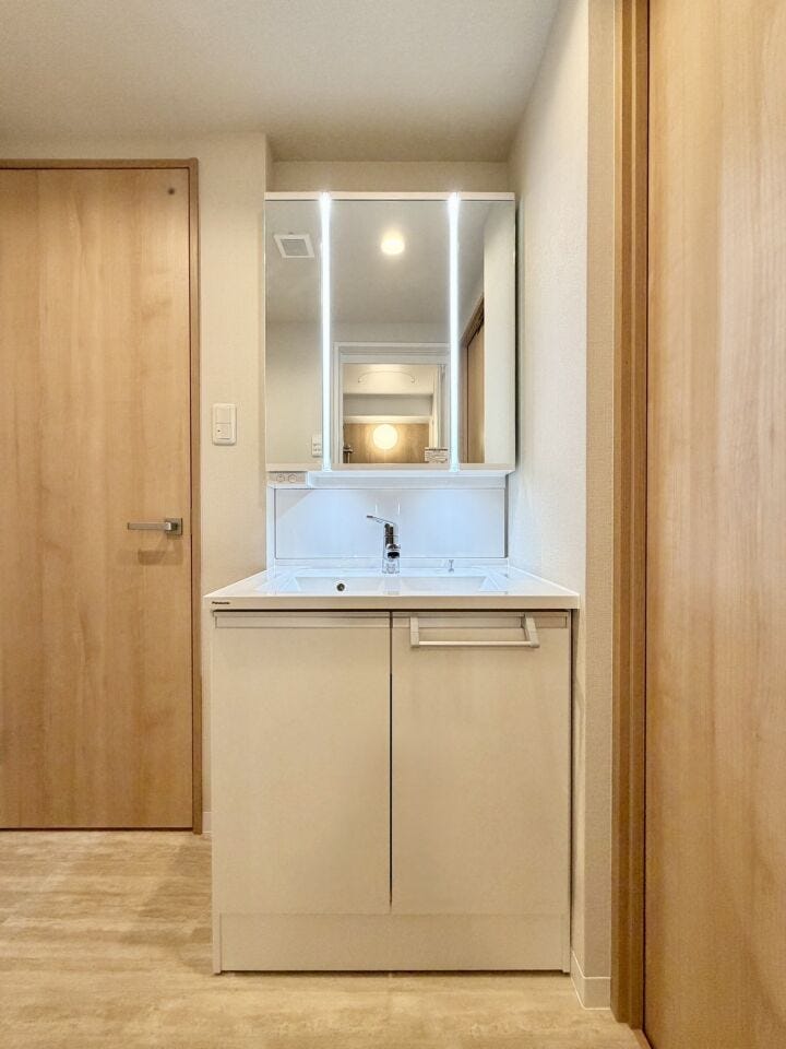 三面鏡付き洗面台は、2人並んで身支度も可能です♪鏡の後ろに収納スペースがあるため、散らかりやすい洗面スペースをすっきりさせる事が出来ます♪