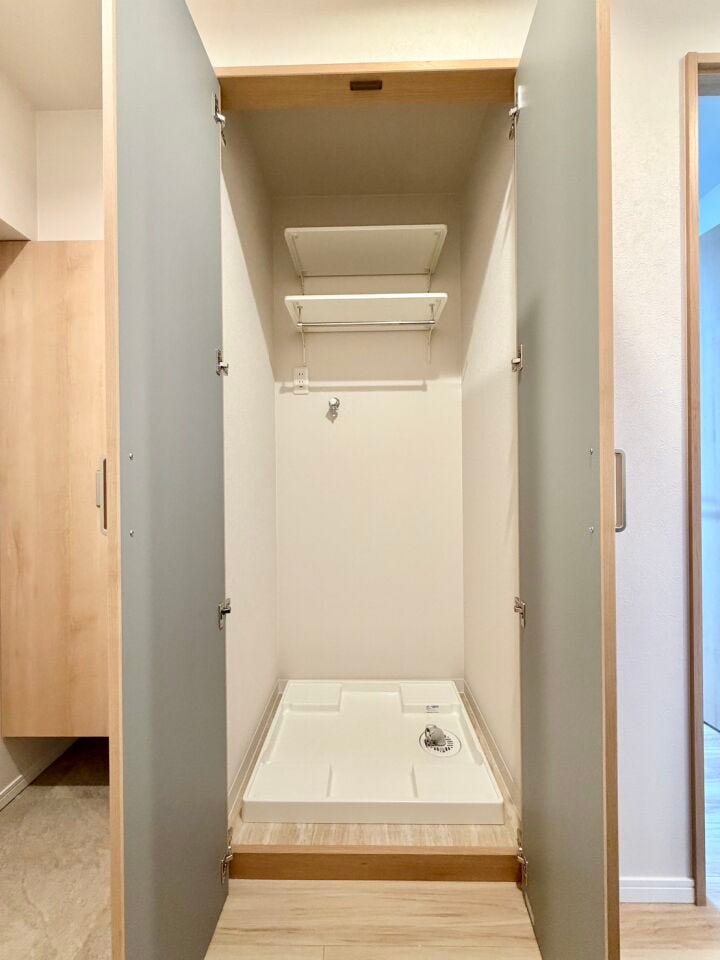 洗濯機置き場の上に棚があると、洗剤や掃除用具など置けて便利ですね♪