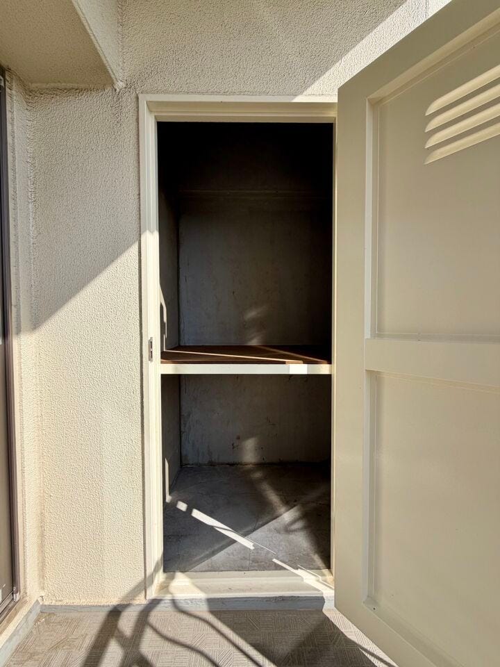 〈トランクルーム〉
中には入れたくないけど外に出しっぱなしにしておきたくないものの収納に最適です!