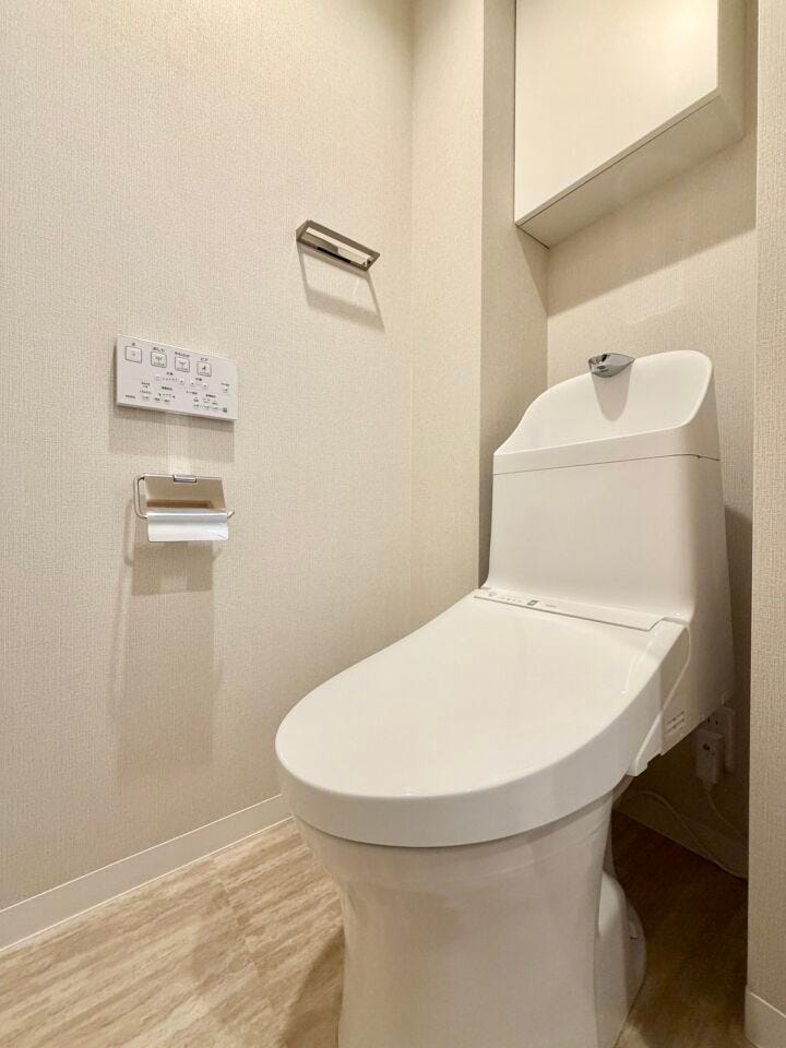 お手入れしやすい温水洗浄便座で、毎日快適♪スッキリ片付く収納付き♪