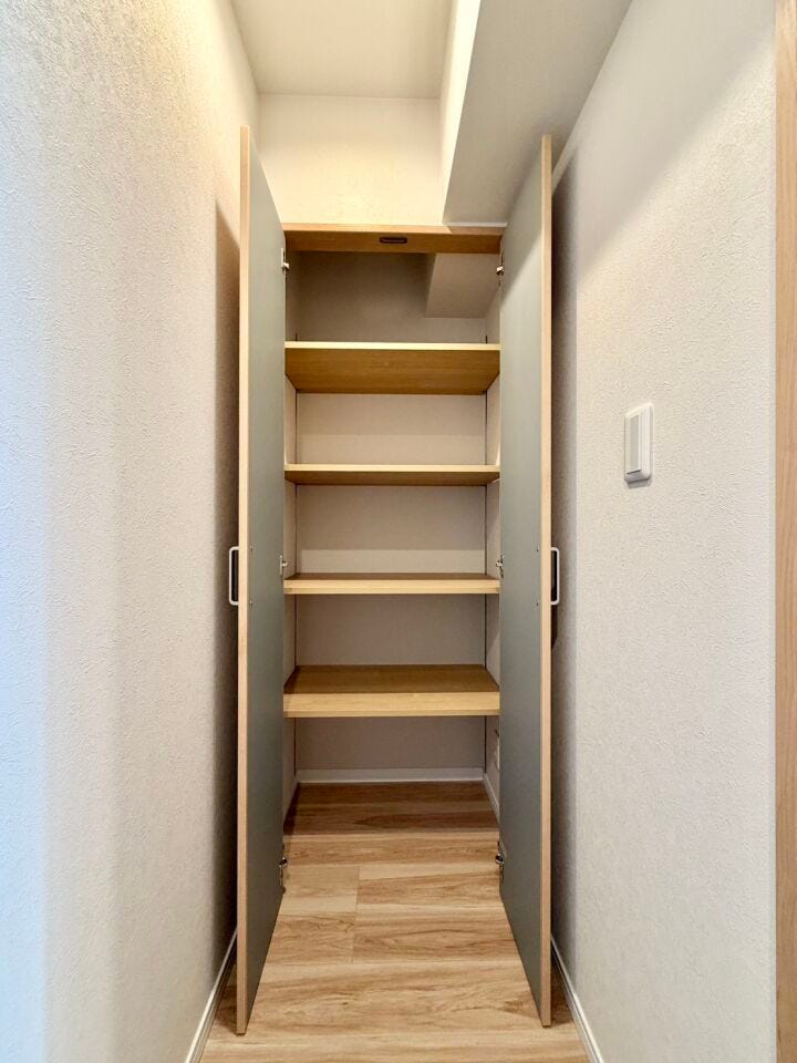 〈廊下収納〉出し入れが楽な廊下収納には掃除機などの日用品を収納するにも便利♪