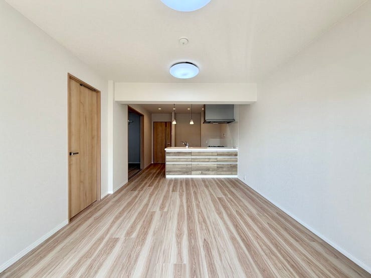 やさしげなブラウンを基調としたLDKは、広さと明るさを保てます♪