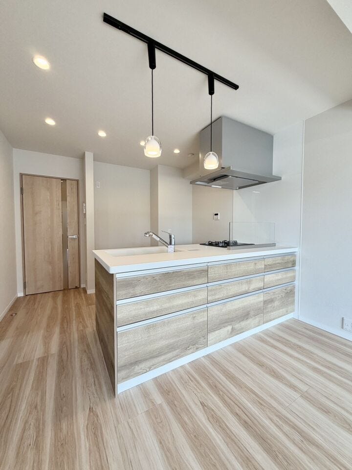 ペンダントライト×ダウンライトがオシャレなフラット対面キッチン♪