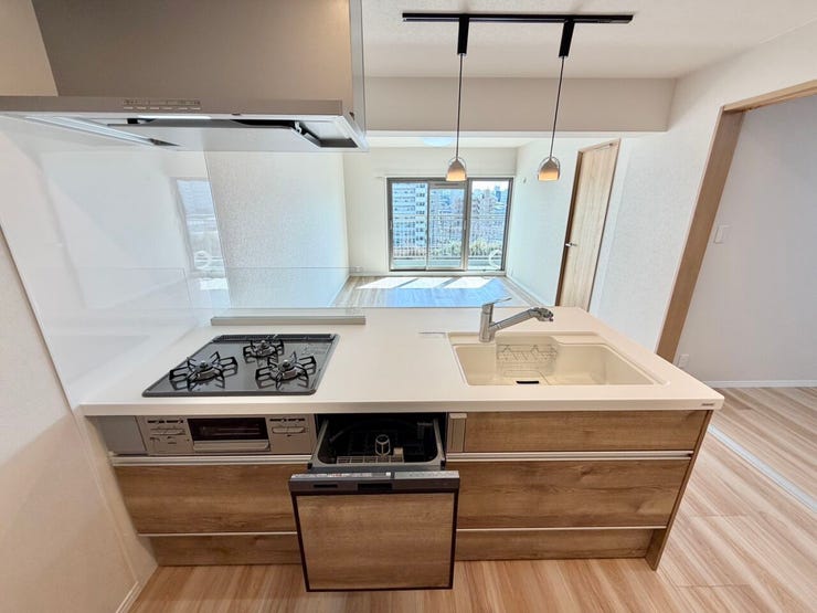 料理をしながら家族と会話を楽しめるオープンキッチン♪食器洗乾燥機付で忙しいママをサポート♪収納もたっぷりあるのできれいを保てます♪