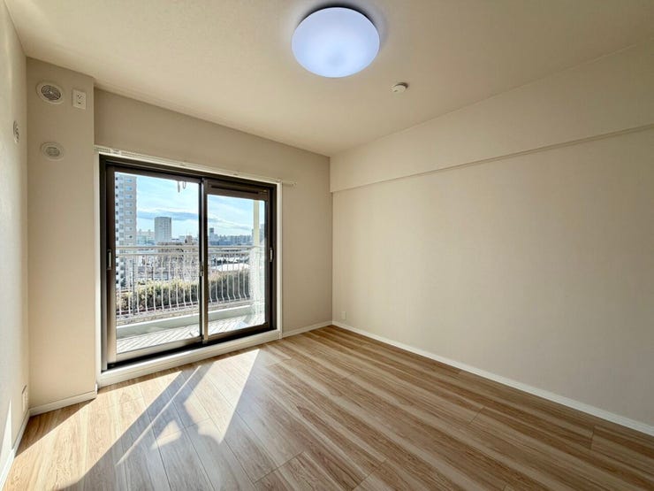 〈6.4帖〉
バルコニーに面した明るい洋室が気分をリラックスさせます