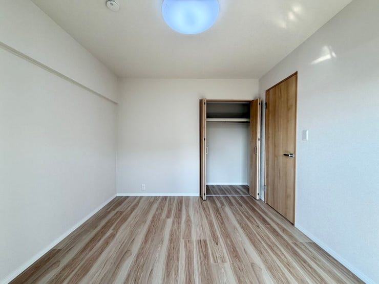 〈6.4帖〉
ハンガーパイプ付きの収納は、「たたまない収納」を実践し、効率よく衣類を収納することができます♪