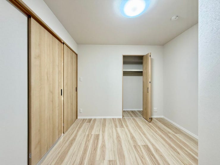 〈5.6帖〉
気が付くと増えているお洋服の収納や、大型荷物の収納に便利なクローゼット♪