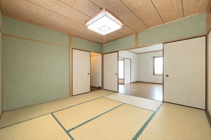 【2階和室】
座布団や低いテーブル、インテリア用品を和紙などを使ったものにすると、
より一層「和」を感じることができます。