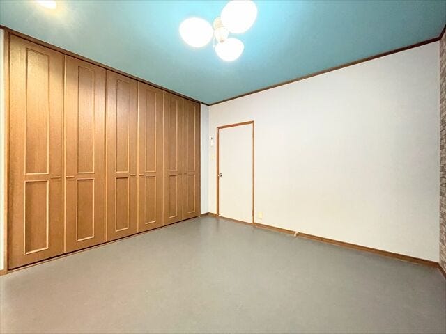 【2階洋室】
リメイクシートやウォールステッカーを貼るだけで
お部屋の雰囲気はガラッと変わって気分転換になります。