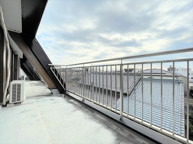 【3階バルコニー】
プランターや植木鉢を置いて、野菜や果物、観葉植物、ハーブなどを育てるのもいいですね。
収穫を楽しんだりベランダで育てたハーブを摘んで料理に使ったりできます。