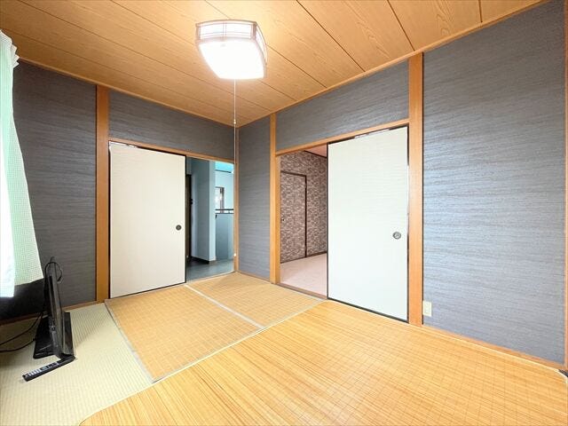 【3階洋室】
バルコニーへ出入りのすることが出来るお部屋です。
お部屋の中には南向きの窓から暖かな光と風が入り込む素敵な空間になります。