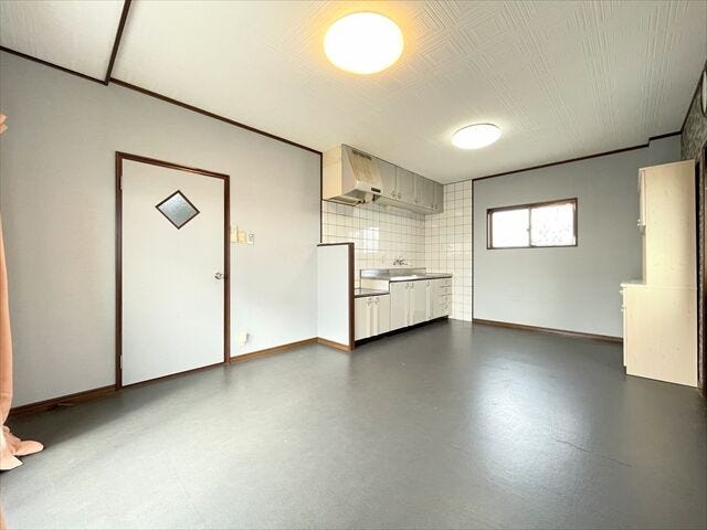 【3階リビングダイニング】
リビングとダイニングキッチンがワンフロアに集まった開放的な空間。
できた料理をすぐに食卓へ運べるのも嬉しいところです。