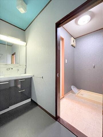 【3階洗面所】
洗面台の鏡裏は収納スペースになっています。
隠す収納でスッキリ周辺を片付けることが出来ます。
小さめのドライヤーならすっぽり収まります。