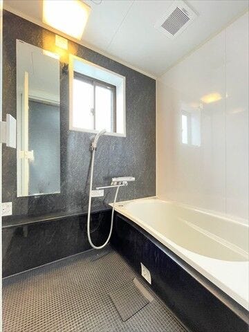 【3階浴室】
浴槽内にはステップがあるので半身浴にも活躍するスペースになりますね。
ステップがあることで、水量の節約も出来ます。