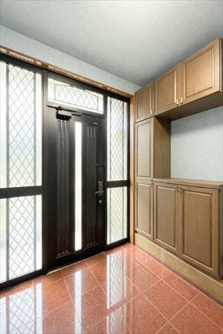 玄関には収納棚が設置されています。
家族全員分の靴など片付けておけるので
スッキリとした空間を保てます◎