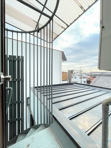 【3階勝手口】螺旋階段から下階へ行くことができます。