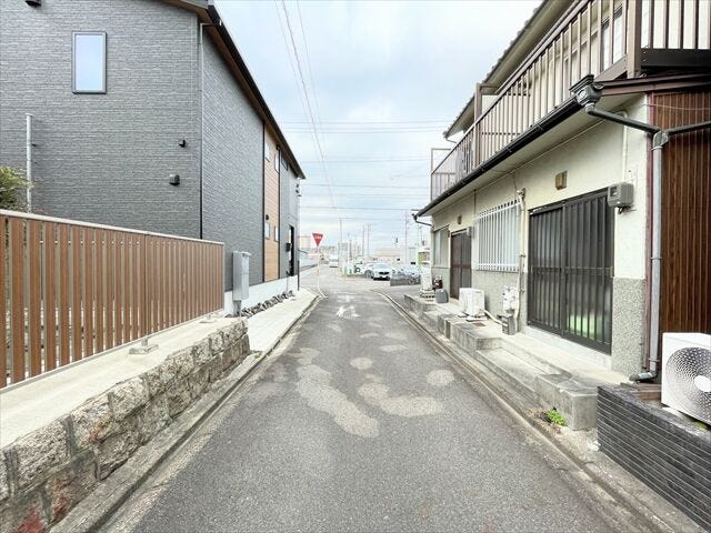 交通量が少ない前面道路になります。