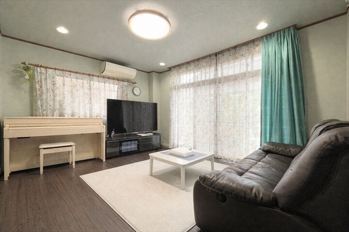 【1階リビング】
明るさを期待できる二面採光。
また通風も期待できるので、一年を通して過ごしやすい室内です。