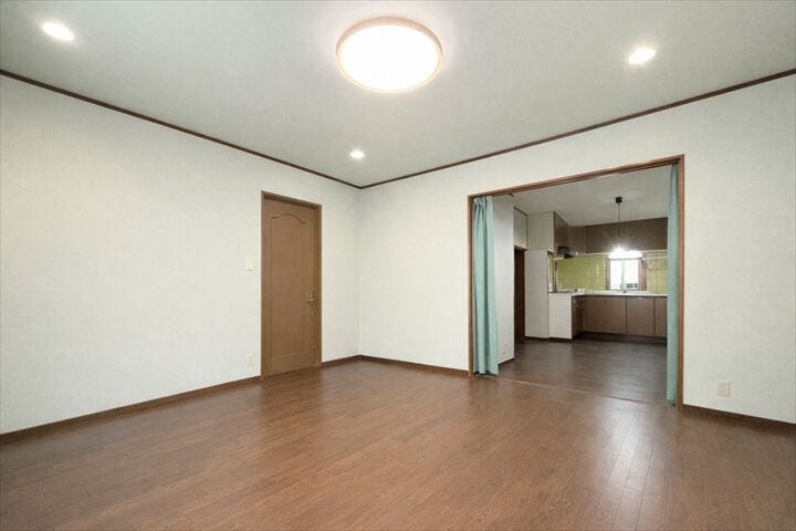 【1階リビング】
解放感あるリビングで友人を招いてホームパーティーなどできそうです。