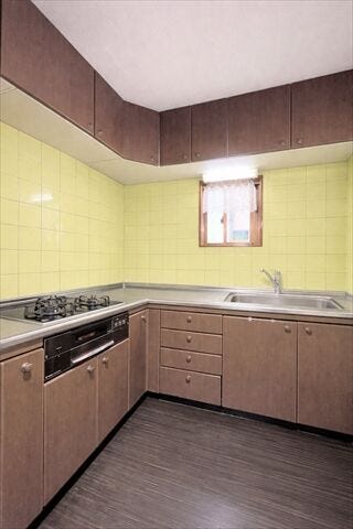 【1階キッチン】
キッチンとリビングダイニングの距離が近いので料理しながら家族との会話も弾みそう♪
ゆとりのワークトップで配膳用のお皿を並べながらの調理もできそうですね。