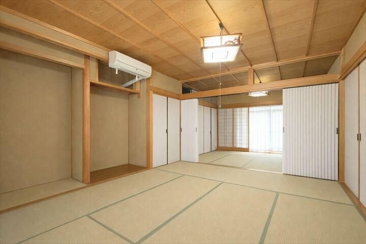 【1階和室】
柔らかであたたかな感触の畳は
ほどよく湿気を吸ってくれるので、直接肌に触れても快適です。
お昼寝の場所にも最適です。