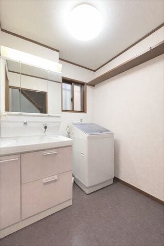 【1階洗面所】
洗濯機のまわりにラックを設置してもいいですね。
洗濯用洗剤や柔軟剤、洗濯カゴなど、洗濯にまつわるグッズを置くことで
家事がスムーズにできそうです。