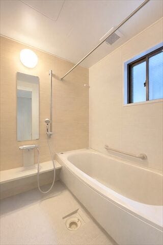 【1階浴室】
浴室乾燥機で浴室内を乾燥させることでお風呂の中にカビの発生を防ぐ効果があります。