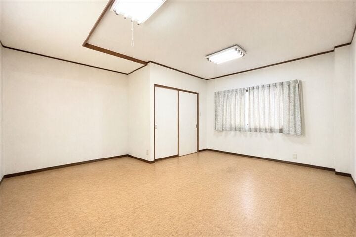 【2階洋室】
壁の色、照明や家具をこだわれば
ゆとりのある快適な自由空間づくりができます。