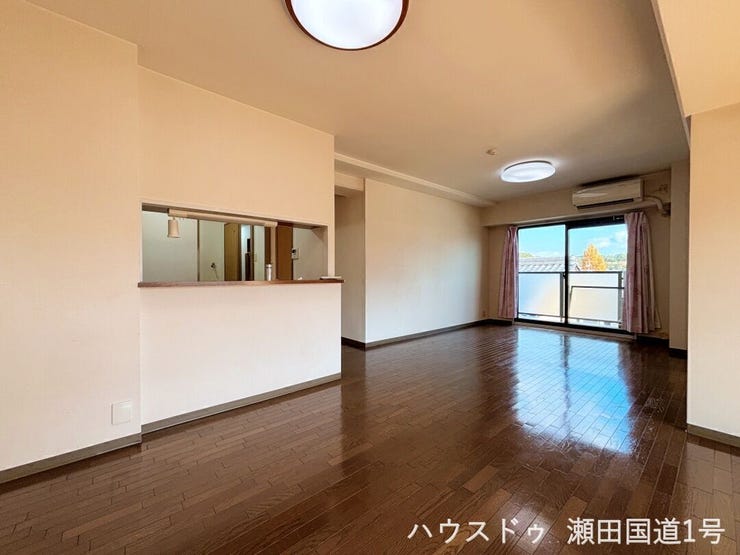 大きな掃き出し窓から自然光が豊富に入り込み、室内全体が明るく、心地よい空間になっています。