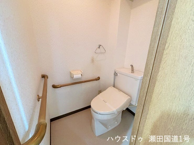 白を基調とした清潔感のあるトイレです。