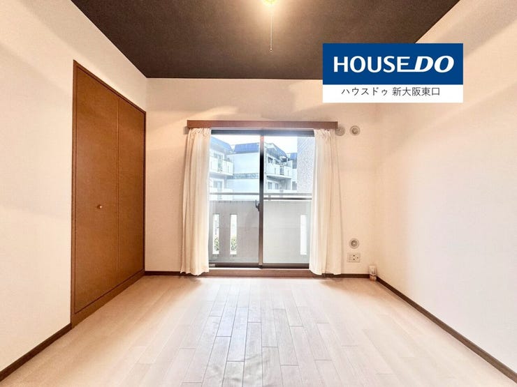 東側の洋室
こちらにもバルコニーがあり、開放的です。