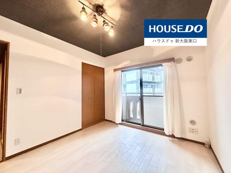 天井が高く、圧迫感はありません。
天井は暗い色合いのアクセントクロス