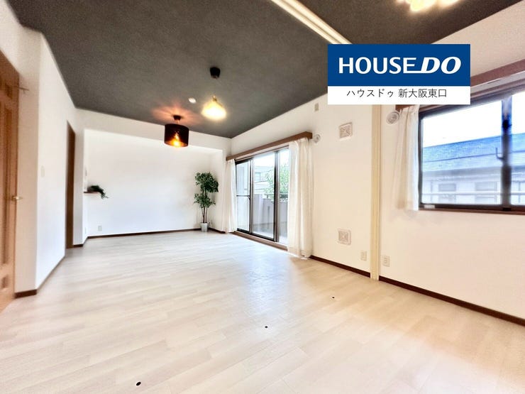 【外観】
リビング13.7帖
とても明るいリビングです。