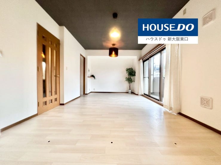 天井にアクセントクロスでシックな印象のリビング