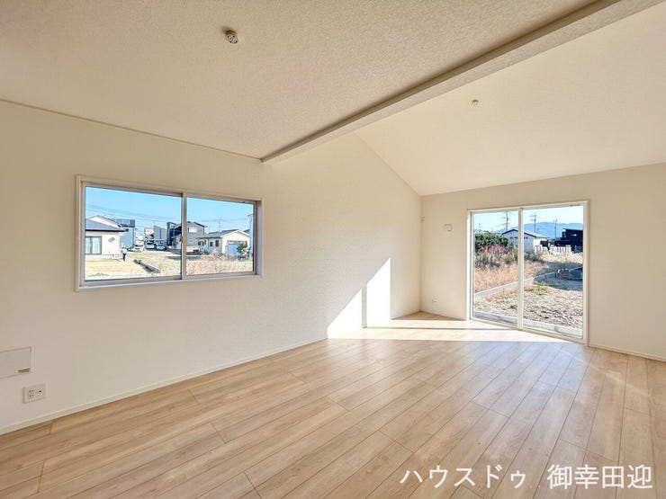 ■□■安らぎと笑顔の中心地■□■陽光が優しく降り注ぎ、会話が自然と弾む。ここでは、毎日が特別な時間へと変わります。