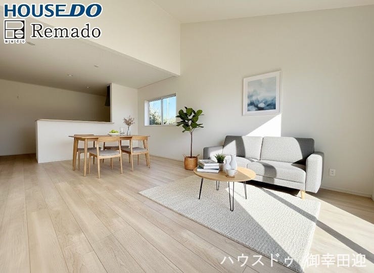 【リビング】
■□■家族の笑顔が集う、安らぎとくつろぎの中心地■□■お気に入りの家具を迎え、窓からは心地の良い光が差し込みます。※CGで家具を配置しています。