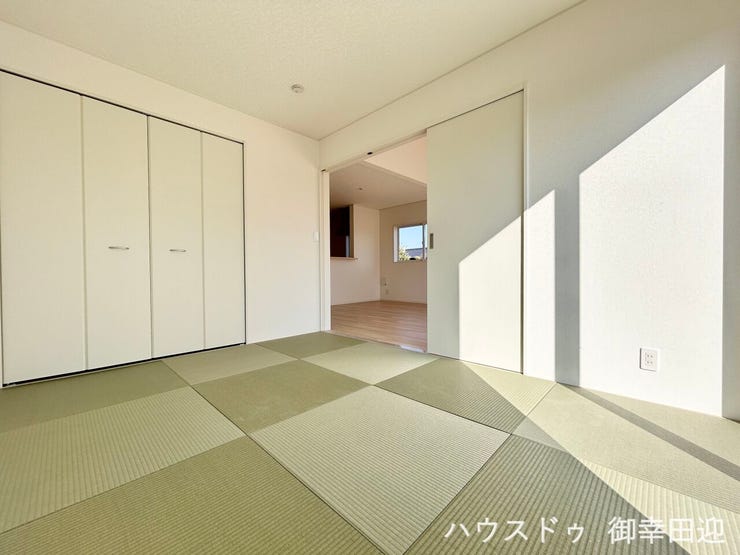 ■□■憩いと多用途の万能空間■□■ゲストをもてなし、昼寝や家事にも使える、畳のぬくもりが心地よい多目的スペース。