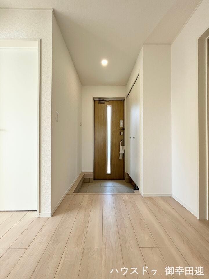 ■□■「ただいま」の安堵をくれる場所■□■訪れる人を迎え入れ、帰るたびにホッと一息つける、明るく機能的なエントランス。