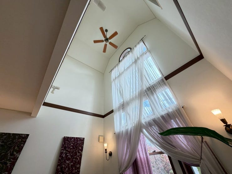 ■大きな窓がありと吹抜けで開放感のある空間です♪(撮影日:2026.1.31)