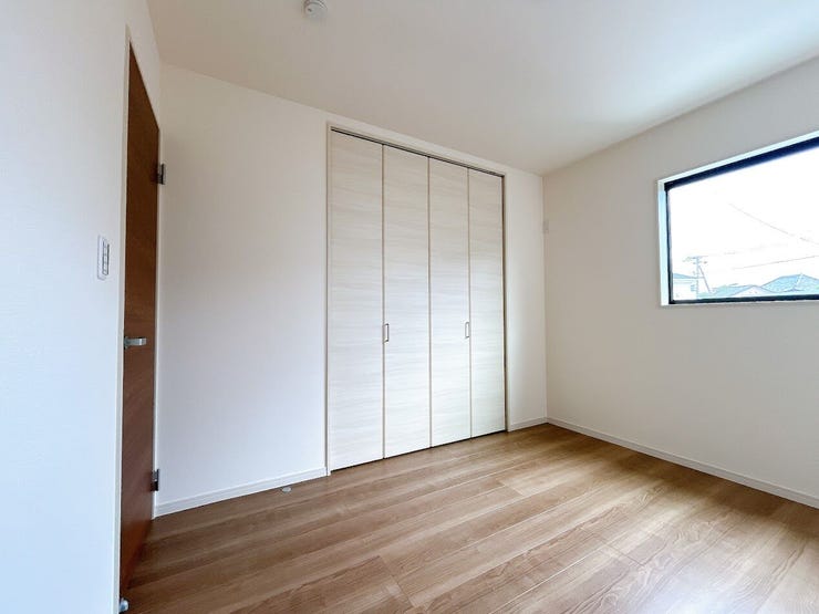 窓から風を感じられる快適なお部屋です。